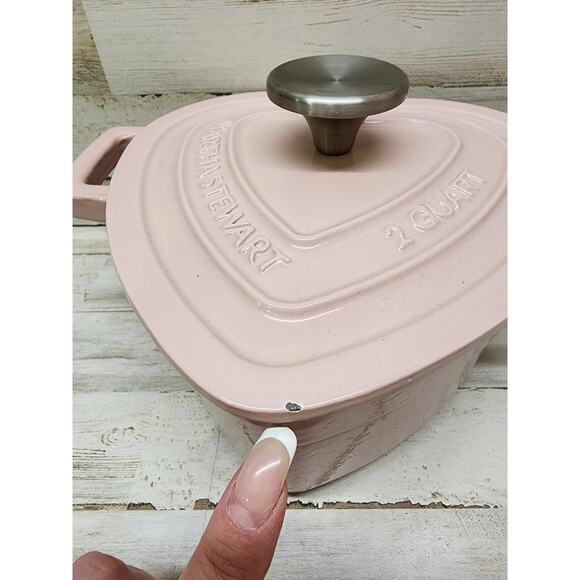 Martha Stewart 2 Quart Enameled Cast Iron Pink Heart Dutch Oven - Picture 4 of 13